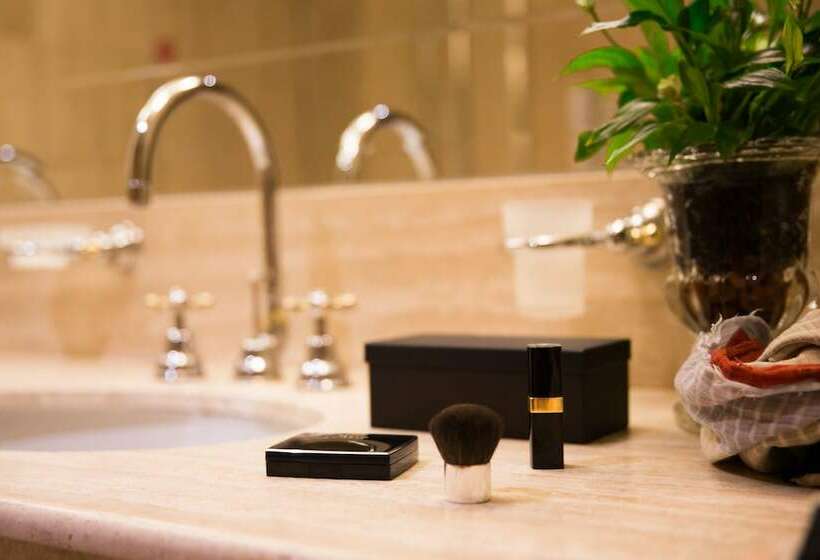 اتاق لوکس, Leon D'oro