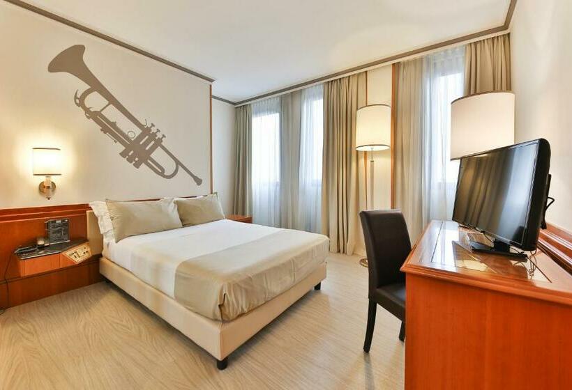 اتاق اکونومی یک تخته, Leon D'oro