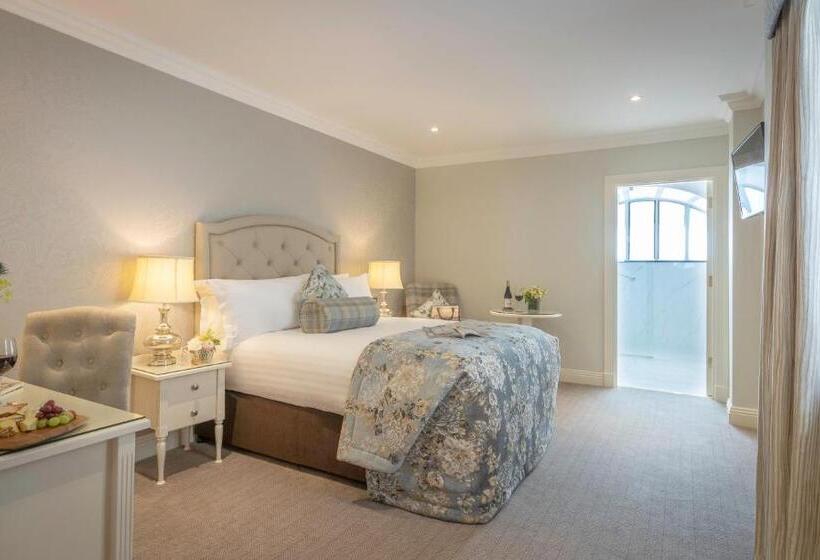 סוויטת ג'וניור, Old Ground