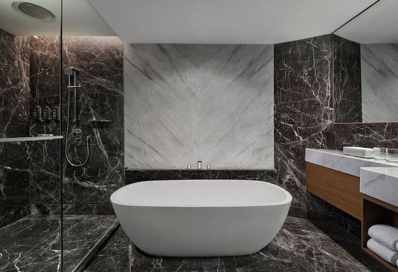 Королевский Люкс, Sheraton Surabaya Hotel & Towers