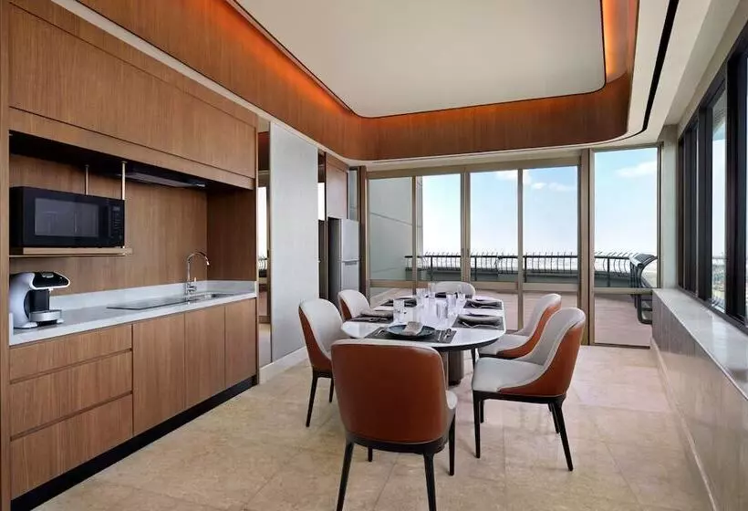 سوئیت رویال, Sheraton Surabaya Hotel & Towers