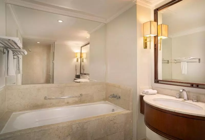 اتاق لوکس با تخت بزرگ, Sheraton Surabaya Hotel & Towers