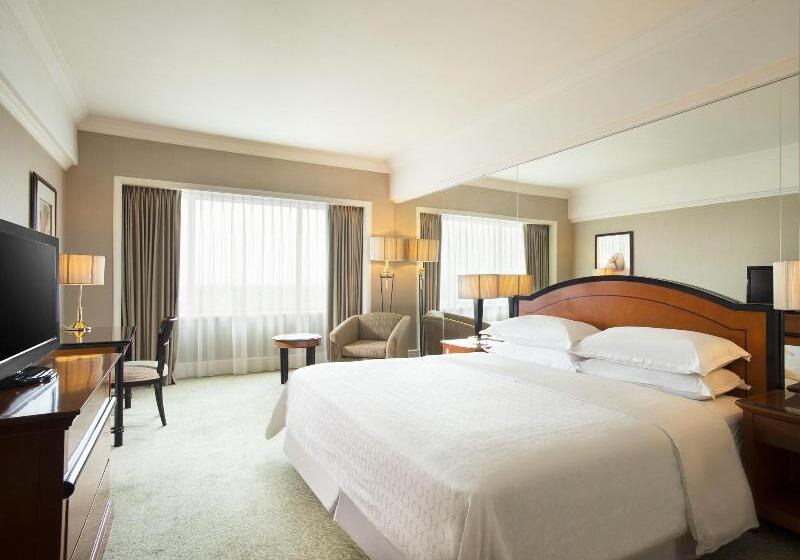 带大床的豪华间, Sheraton Surabaya Hotel & Towers