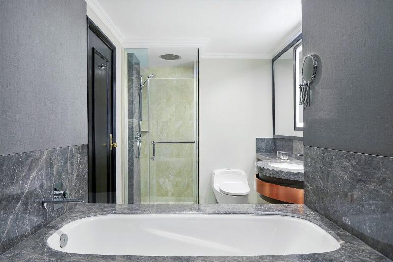 带大床的俱乐部房间, Sheraton Surabaya Hotel & Towers