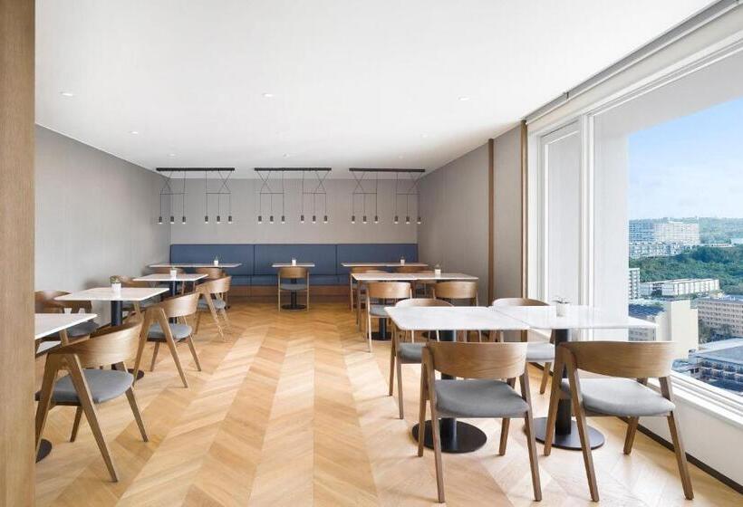 이그제큐티브 룸 킹사이즈 침대, The Westin Resort Guam