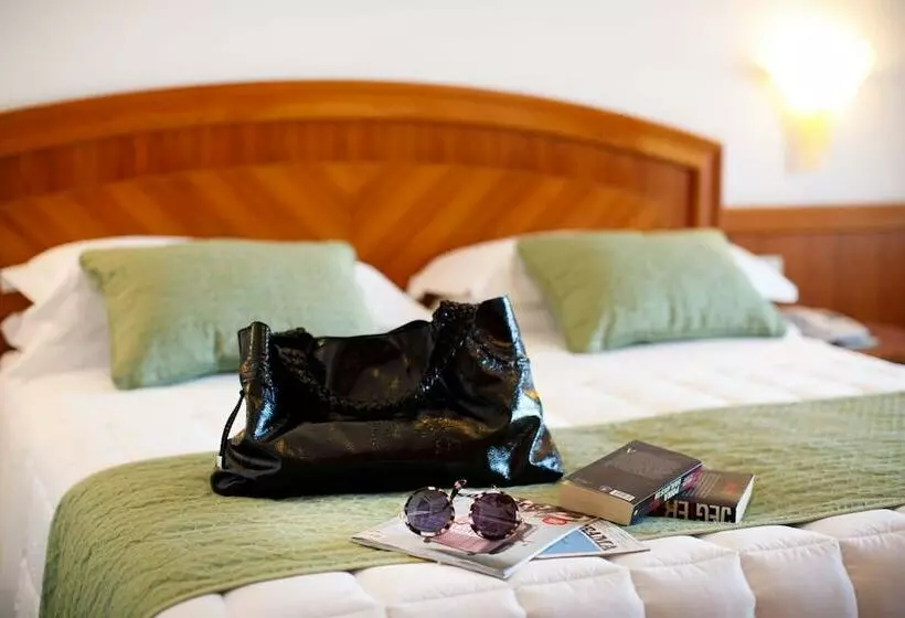 اتاق استاندارد سه نفره, Grand Hotel Cesare Augusto