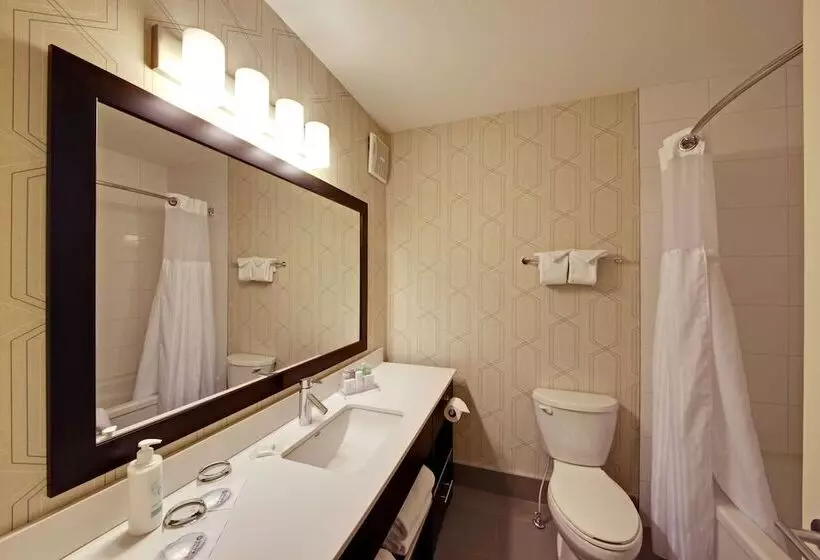 اتاق راحتی با چشم‌انداز استخر, Coast Kamloops Hotel & Conference Centre