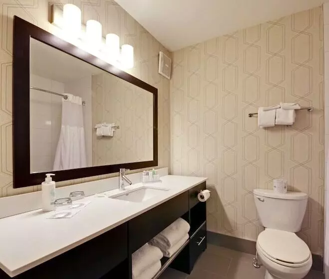 اتاق راحتی با چشم‌انداز استخر, Coast Kamloops Hotel & Conference Centre