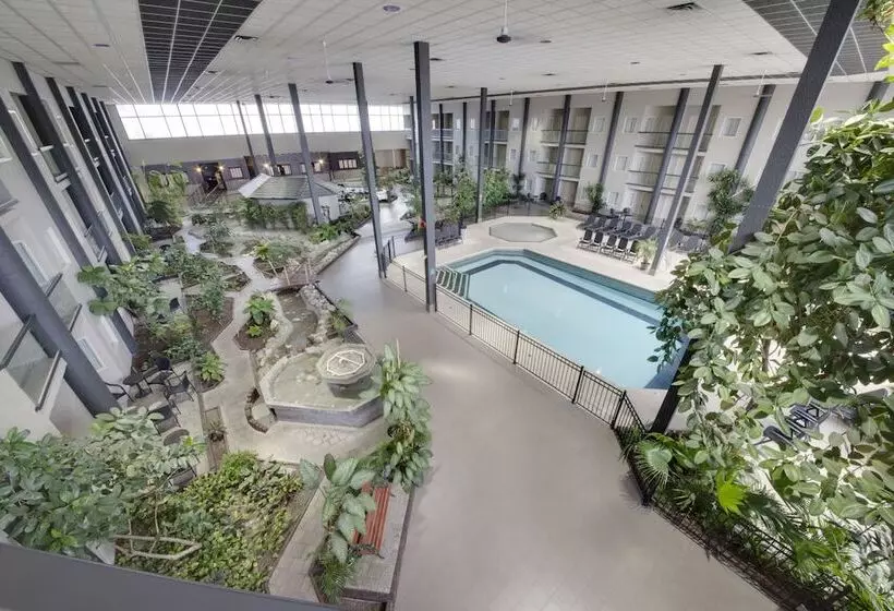 اتاق راحتی با چشم‌انداز استخر, Coast Kamloops Hotel & Conference Centre