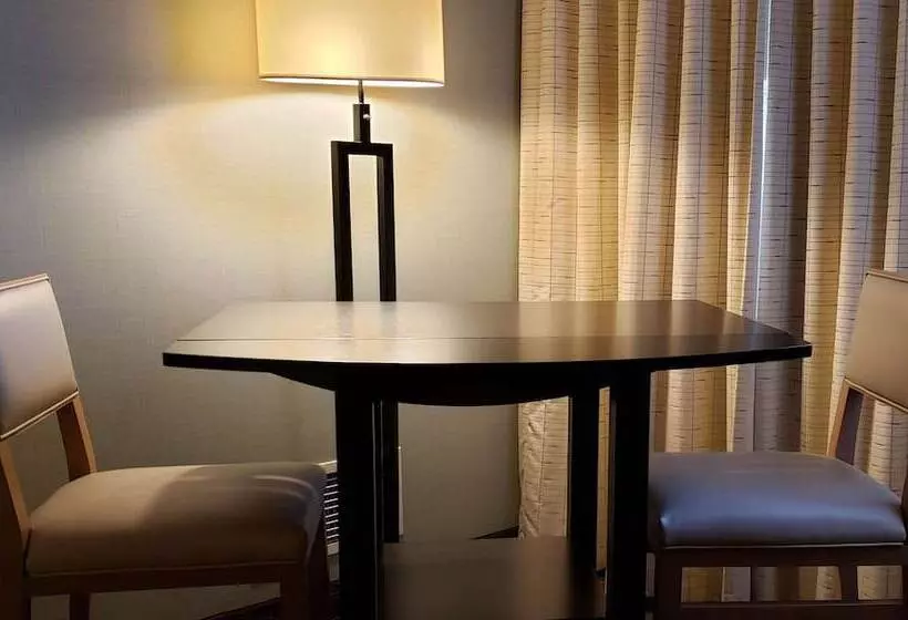 اتاق راحتی با چشم‌انداز استخر, Coast Kamloops Hotel & Conference Centre