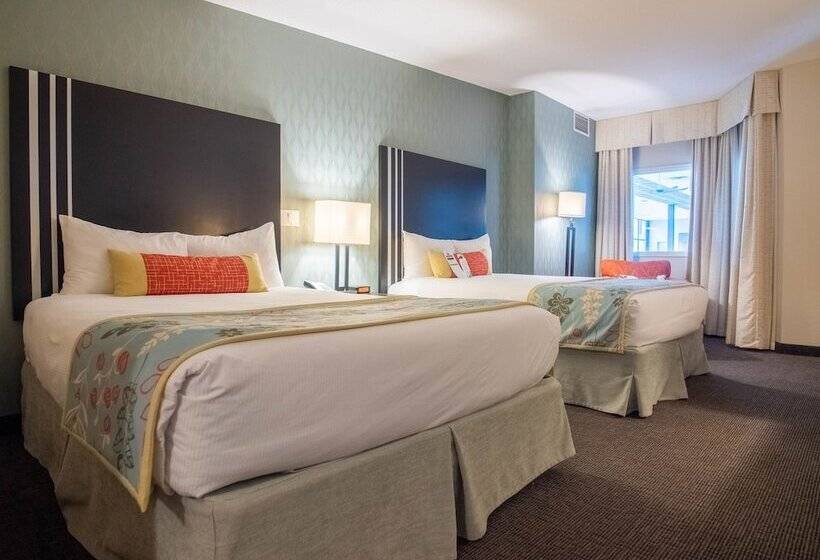 舒适房间带泳池景, Coast Kamloops Hotel & Conference Centre