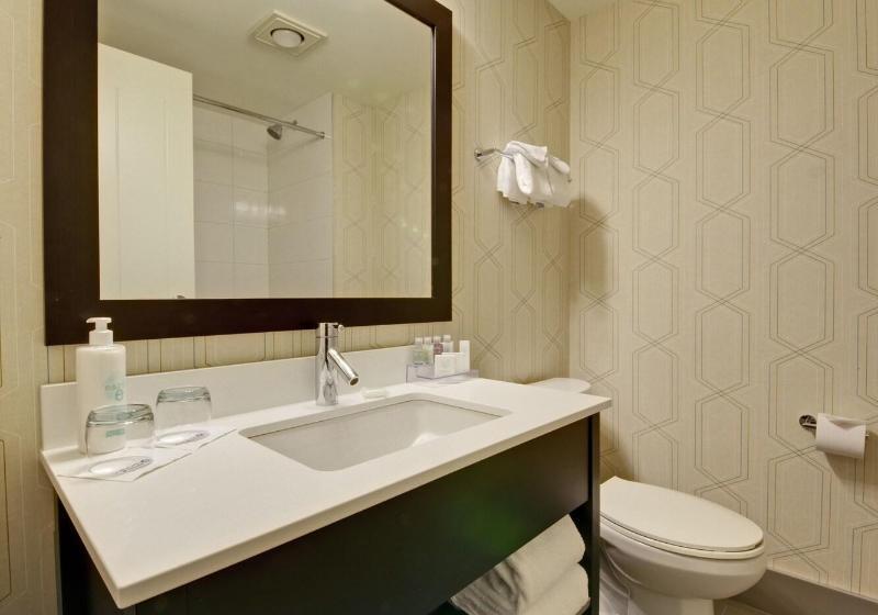 带观景的高级间, Coast Kamloops Hotel & Conference Centre