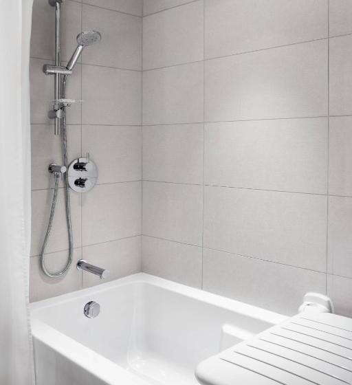 バルコニー付きスタンダードルーム, Delta Hotels By Marriott Mont Sainte Anne, Resort & Convention Center