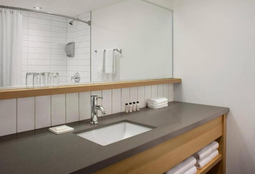 キングサイドベッドのスタンダードワンルーム, Delta Hotels By Marriott Mont Sainte Anne, Resort & Convention Center