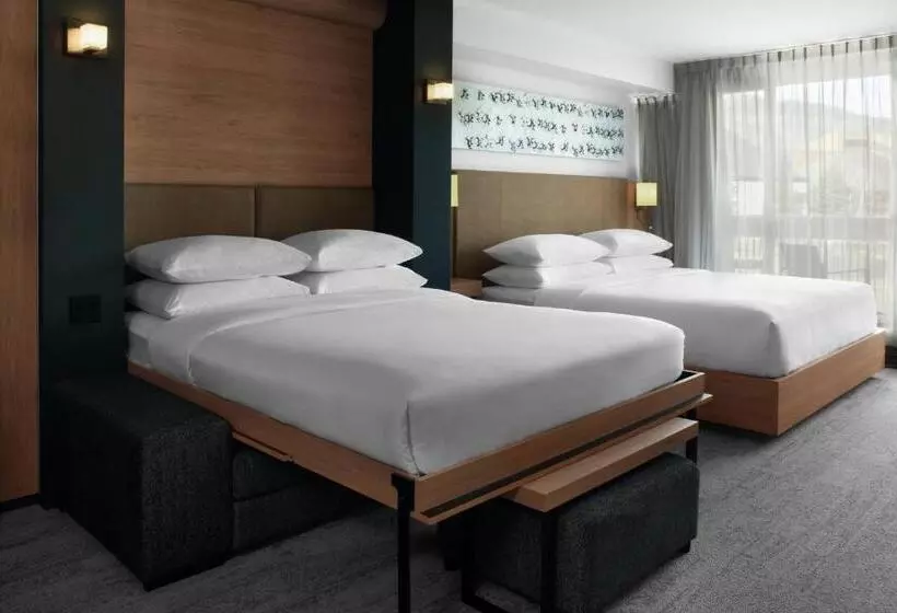 Standard-huone King-vuode, Delta Hotels By Marriott Mont Sainte Anne, Resort & Convention Center