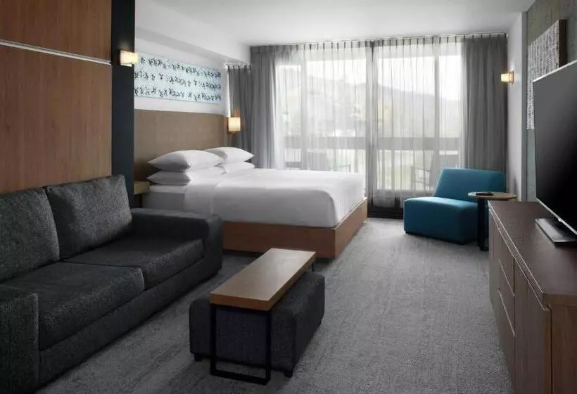 Standard-huone King-vuode, Delta Hotels By Marriott Mont Sainte Anne, Resort & Convention Center