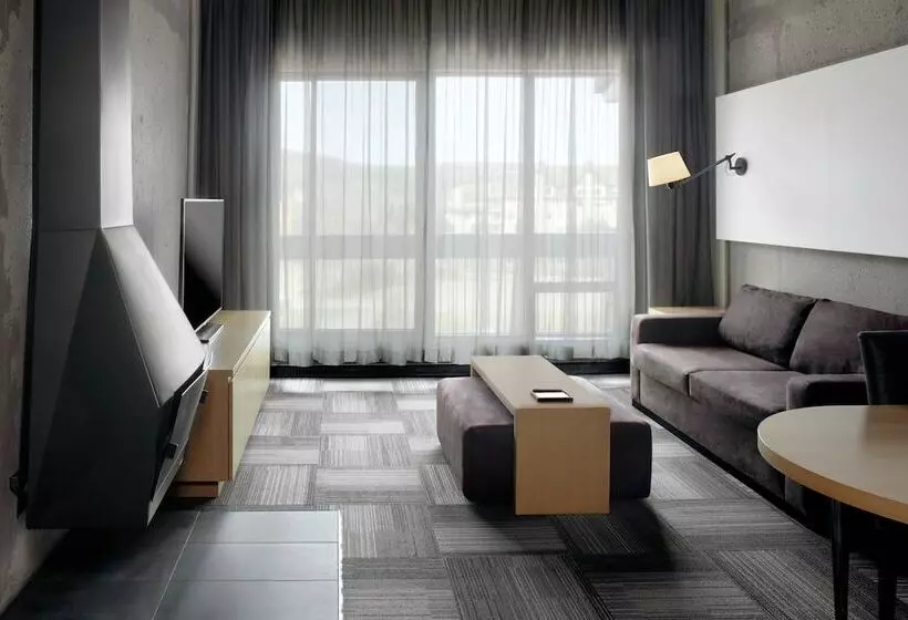 Ullakkohuone, Delta Hotels By Marriott Mont Sainte Anne, Resort & Convention Center
