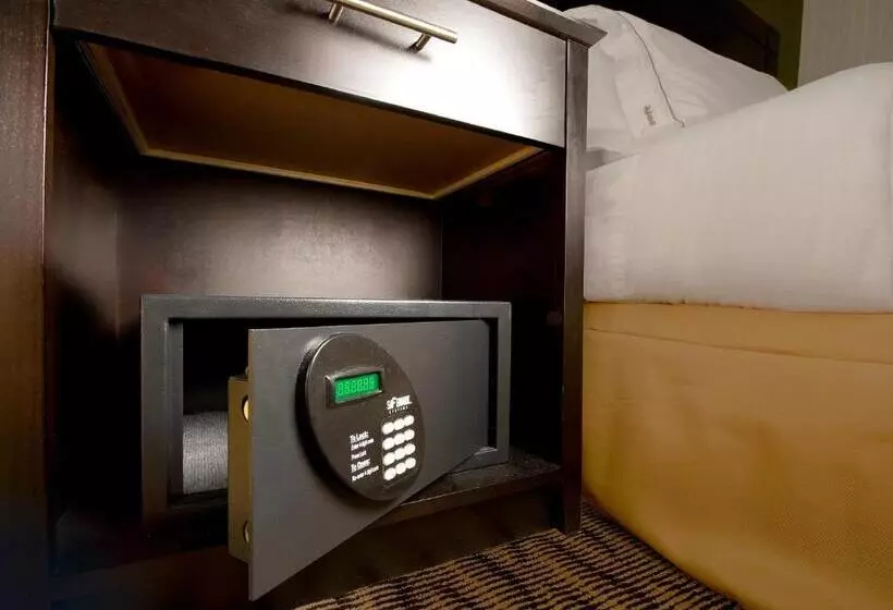 身障者適用キングサイズベッドルーム, Holiday Inn Express Washington Dc Bw Parkway, An Ihg