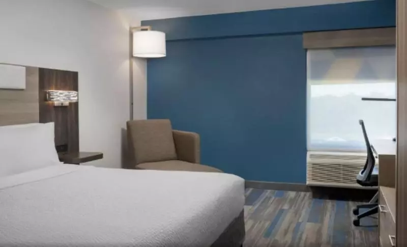 身障者適用キングサイズベッドルーム, Holiday Inn Express Washington Dc Bw Parkway, An Ihg