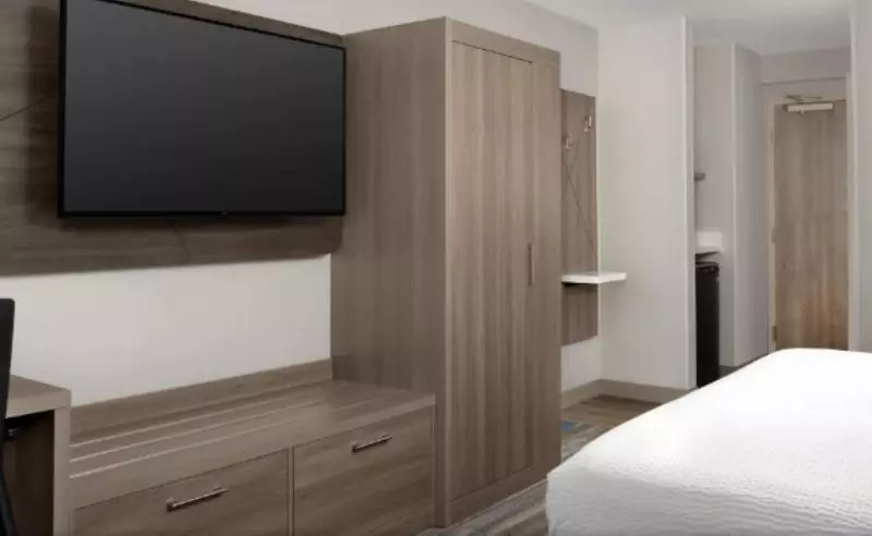 身障者適用キングサイズベッドルーム, Holiday Inn Express Washington Dc Bw Parkway, An Ihg