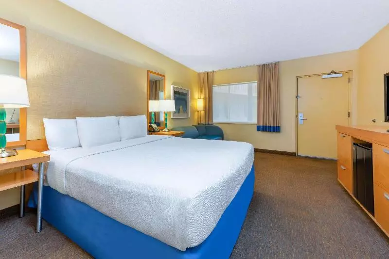キングサイズベッドのスタンダードルーム, La Quinta By Wyndham Fort Lauderdale Pompano Beach