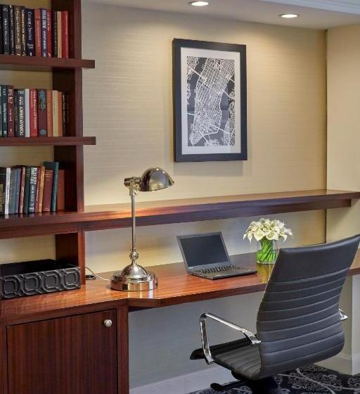 带大床的标准工作室, Loews Regency New York