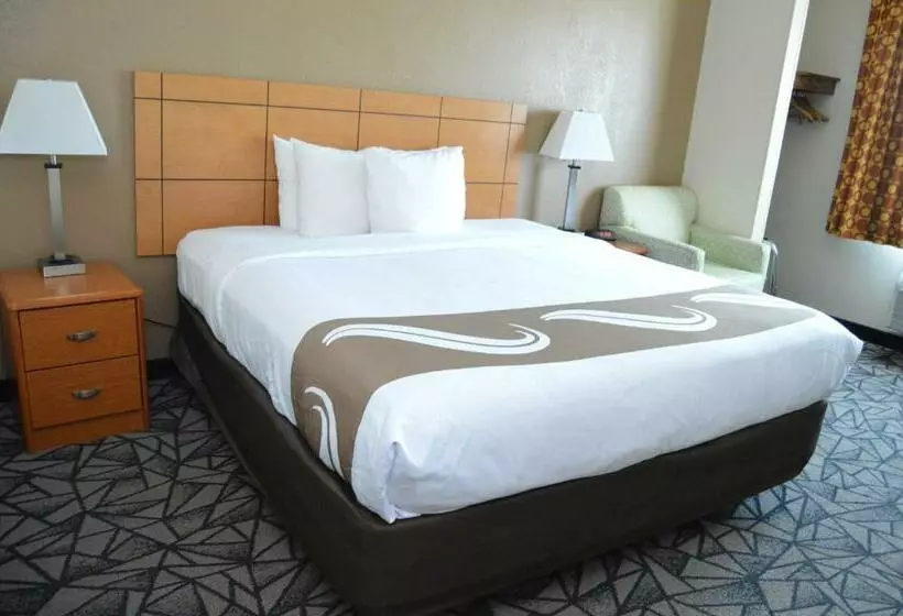 キングサイズベッドのスタンダードルーム, Quality Inn Coralville   Iowa River Landing