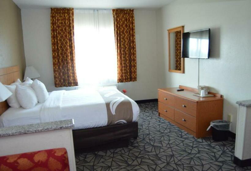 חדר סטנדרט עם מיטת קינג, Quality Inn Coralville   Iowa River Landing