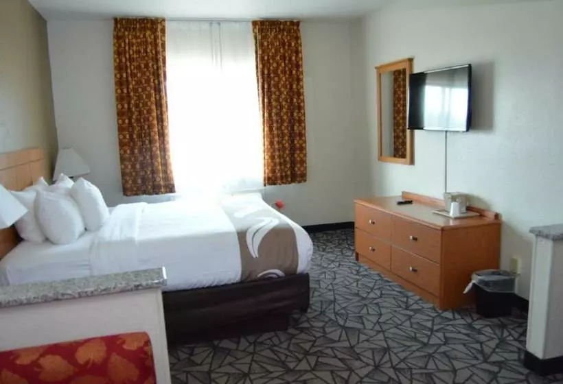 キングサイズベッドのスタンダードルーム, Quality Inn Coralville   Iowa River Landing