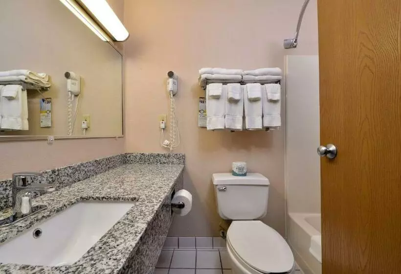 キングサイズベッドのスタンダードルーム, Quality Inn Coralville   Iowa River Landing