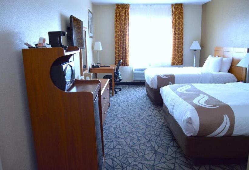 חדר סטנדרט, Quality Inn Coralville   Iowa River Landing