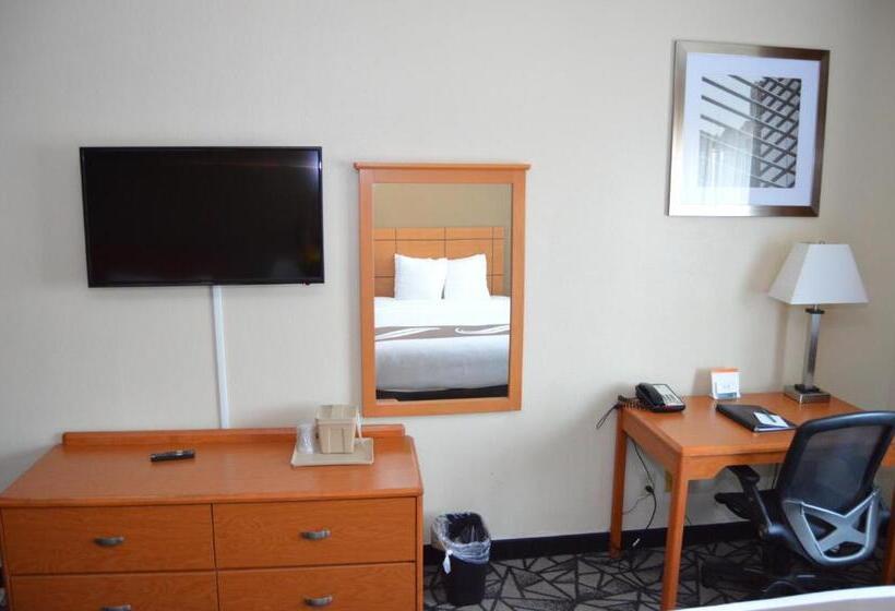 חדר סטנדרט, Quality Inn Coralville   Iowa River Landing