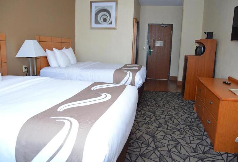 חדר סטנדרט, Quality Inn Coralville   Iowa River Landing