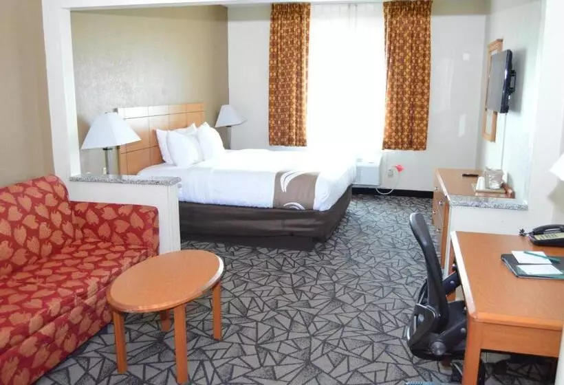 キングサイズベッドのスイートルーム, Quality Inn Coralville   Iowa River Landing