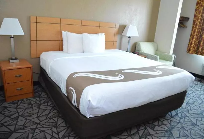キングサイズベッドのスイートルーム, Quality Inn Coralville   Iowa River Landing