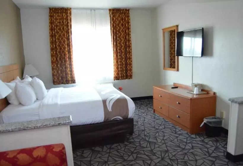 キングサイズベッドのスイートルーム, Quality Inn Coralville   Iowa River Landing
