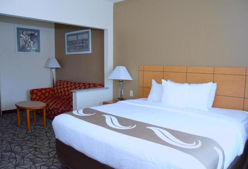 מיטת קינג בסוויטה, Quality Inn Coralville   Iowa River Landing