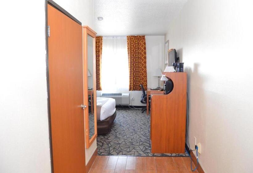 חדר סטנדרט מותאם לאדם עם מוגבלויות, Quality Inn Coralville   Iowa River Landing