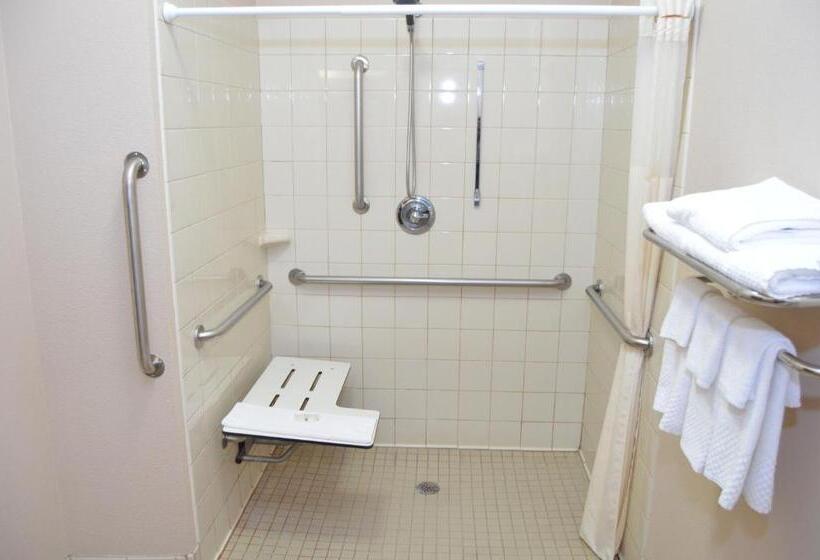 חדר סטנדרט מותאם לאדם עם מוגבלויות, Quality Inn Coralville   Iowa River Landing