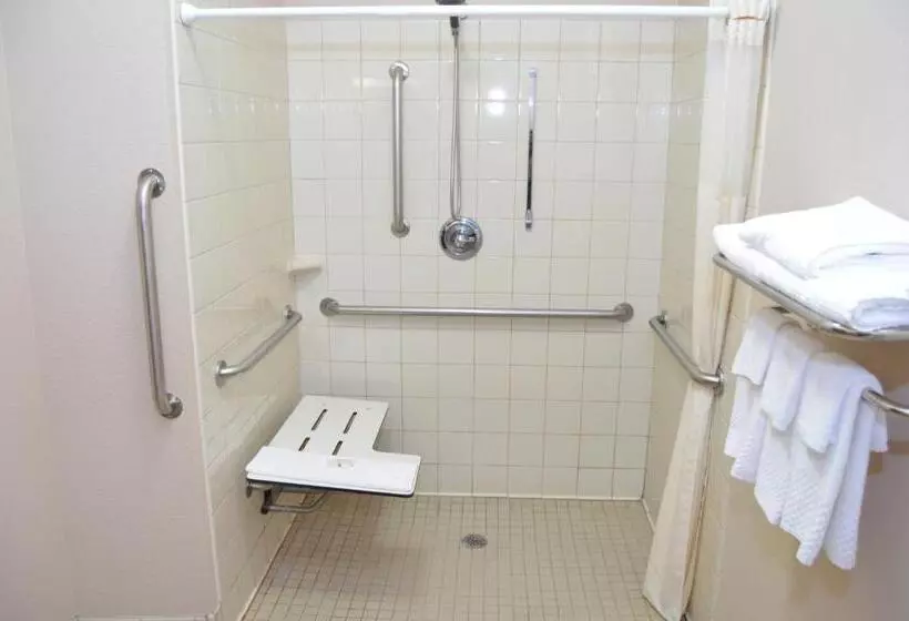 身障者適用スタンダードルーム, Quality Inn Coralville   Iowa River Landing