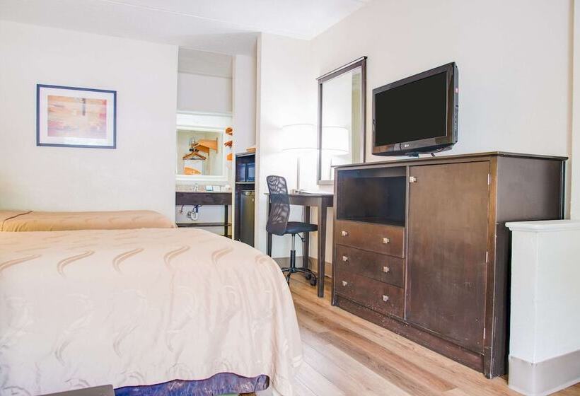 带2个双人床的标准工作室, Quality Inn & Suites Aiken