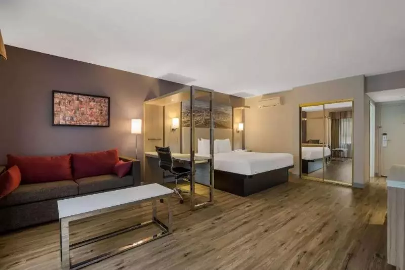 اتاق استاندارد با تخت بزرگ, Best Western Diamond Bar Hotel & Suites