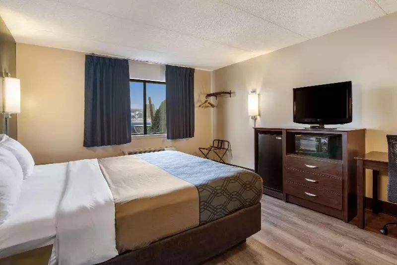 キングサイズベッドのスタンダードルーム, Econo Lodge Darien Lakes