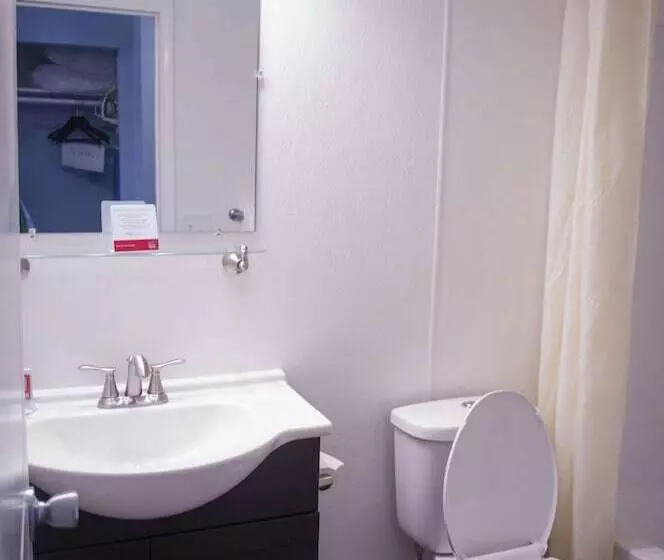 Sviitti, Econo Lodge Inn & Suites South