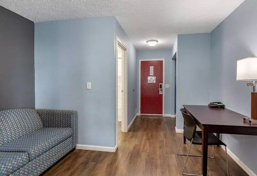 Sviitti, Econo Lodge Inn & Suites South