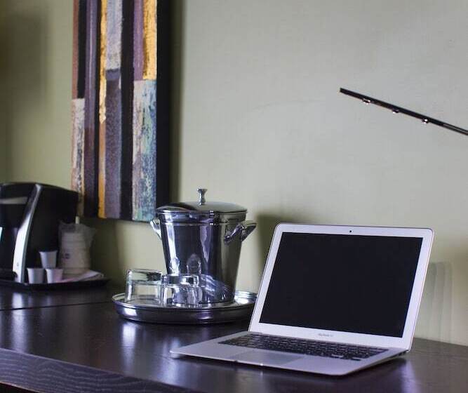 Номер Deluxe, Levesque