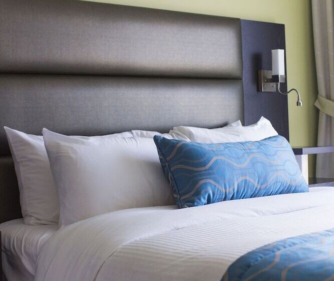 Номер Deluxe, Levesque