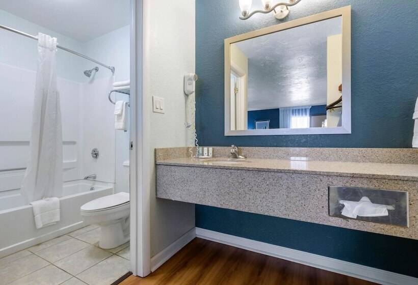Номер Стандарт 2 Двуспальные Кровати, Quality Inn Carolina Oceanfront