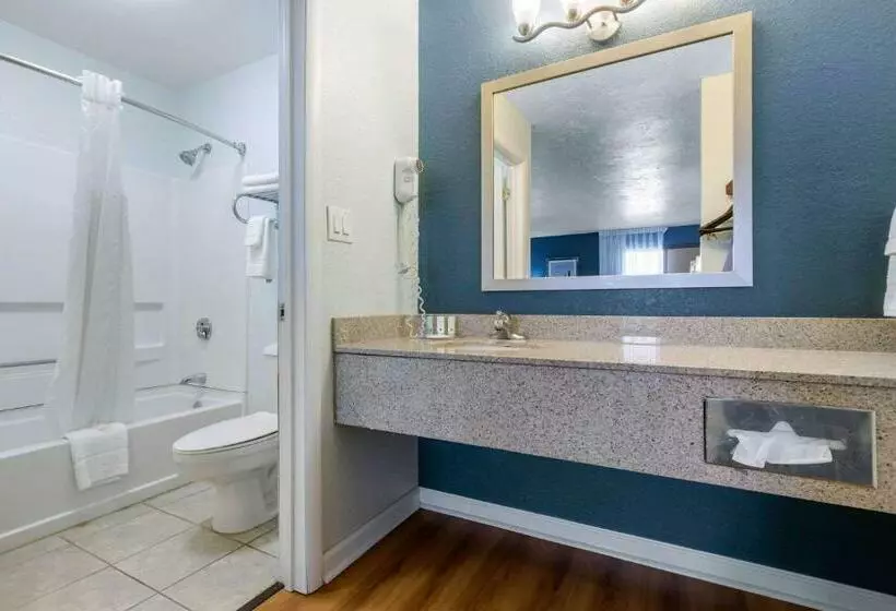 ２ダブルベッドのスタンダードルーム, Quality Inn Carolina Oceanfront