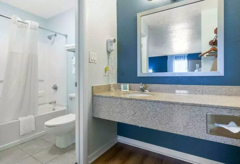 キングサイズベッドのスタンダードルーム, Quality Inn Carolina Oceanfront